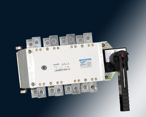 NMGLZ1-63A~3150A轉(zhuǎn)換隔離開(kāi)關(guān)（雙投開(kāi)關(guān)）上下組合運(yùn)用于兩條低壓電路切換或者兩個(gè)負(fù)載設(shè)備的轉(zhuǎn)換或安全隔離等。…