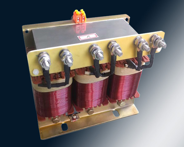 TKSG/TKDG濾波電抗器通過(guò)的是交流電流，它與濾波電容器串聯(lián)使用，組成諧振電路，使其在規(guī)定的頻率點(diǎn)上諧振，濾指定的高次諧波；同時(shí)還可實(shí)玖電力系統(tǒng)的無(wú)功補(bǔ)償和…